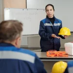 Donna che insegna salute e sicurezza sul lavoro