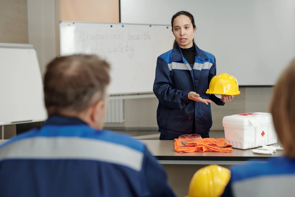 Donna che insegna salute e sicurezza sul lavoro