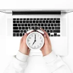Ufficio del personale che controlla il saldo banca ore aziendale sul programma presenze