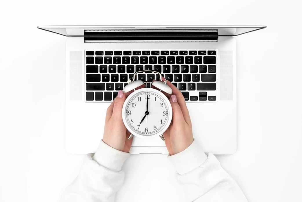 Ufficio del personale che controlla il saldo banca ore aziendale sul programma presenze